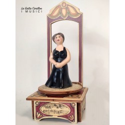 Collectible wooden music box, which represents a SINGER.
